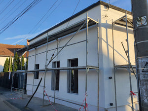 Application d'enduit décoratif pour la maison en métal de 191 mètres carrés à Sibiu thumbnail