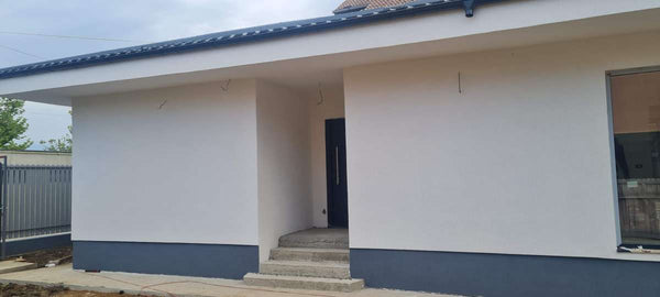 aplicare tencuiala decorativa gri pe soclu fundatie casa structura metalica