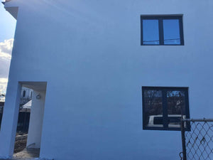 Application d'une amorce et de vinyle sur la structure métallique de la maison thumbnail
