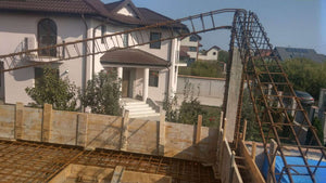 Renforcement du coffrage pour la coulée des poutres et de la dalle du rez-de-chaussée de la maison en briques à Mogosoaia thumbnail