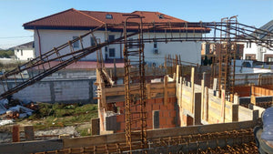 Renforcement du coffrage pour la coulée des poutres et de la dalle du rez-de-chaussée de la maison en briques à Mogosoaia thumbnail