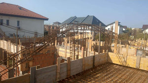 Renforcement du coffrage pour la coulée des poutres et de la dalle du rez-de-chaussée de la maison en briques à Mogosoaia thumbnail