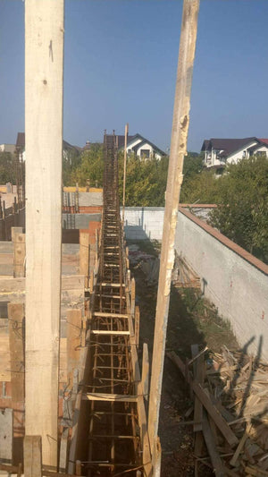Renforcement du coffrage pour la coulée des poutres et de la dalle du rez-de-chaussée de la maison en briques à Mogosoaia thumbnail