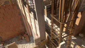 Renforcement du coffrage pour la coulée des poutres et de la dalle du rez-de-chaussée de la maison en briques à Mogosoaia thumbnail