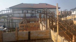 Renforcement du coffrage pour la coulée des poutres et de la dalle du rez-de-chaussée de la maison en briques à Mogosoaia thumbnail
