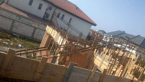 Renforcement du coffrage pour la coulée des poutres et de la dalle du rez-de-chaussée de la maison en briques à Mogosoaia thumbnail