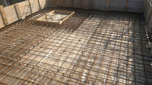 Renforcement du coffrage pour la coulée des poutres et de la dalle du rez-de-chaussée de la maison en briques à Mogosoaia thumbnail