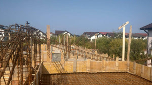 Renforcement du coffrage pour la coulée des poutres et de la dalle du rez-de-chaussée de la maison en briques à Mogosoaia thumbnail