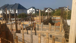 Renforcement du coffrage pour la coulée des poutres et de la dalle du rez-de-chaussée de la maison en briques à Mogosoaia thumbnail
