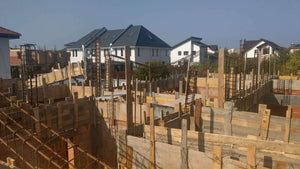 Renforcement du coffrage pour la coulée des poutres et de la dalle du rez-de-chaussée de la maison en briques à Mogosoaia thumbnail