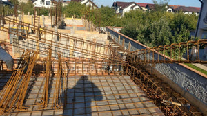 Renforcement du coffrage pour la coulée des poutres et de la dalle du rez-de-chaussée de la maison en briques à Mogosoaia thumbnail