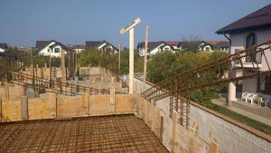 Renforcement du coffrage pour la coulée des poutres et de la dalle du rez-de-chaussée de la maison en briques à Mogosoaia thumbnail