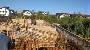 Renforcement du coffrage pour la coulée des poutres et de la dalle du rez-de-chaussée de la maison en briques à Mogosoaia thumbnail