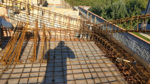 Renforcement du coffrage pour la coulée des poutres et de la dalle du rez-de-chaussée de la maison en briques à Mogosoaia thumbnail