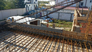 Renforcement du coffrage pour la coulée des poutres et de la dalle du rez-de-chaussée de la maison en briques à Mogosoaia thumbnail