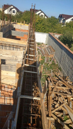Renforcement du coffrage pour la coulée des poutres et de la dalle du rez-de-chaussée de la maison en briques à Mogosoaia thumbnail