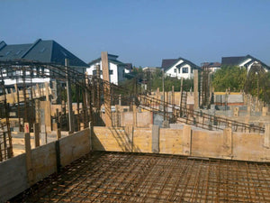 Renforcement du coffrage pour la coulée des poutres et de la dalle du rez-de-chaussée de la maison en briques à Mogosoaia thumbnail