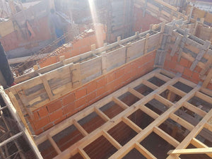 Renforcement et coffrage des poutres et des piliers de la maison en briques à Mogosoaia thumbnail