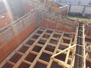 Renforcement et coffrage des poutres et des piliers de la maison en briques à Mogosoaia thumbnail