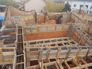 Renforcement et coffrage des poutres et des piliers de la maison en briques à Mogosoaia thumbnail