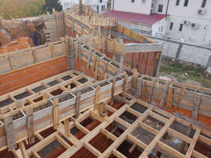Renforcement et coffrage des poutres et des piliers de la maison en briques à Mogosoaia thumbnail