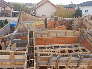 Renforcement et coffrage des poutres et des piliers de la maison en briques à Mogosoaia thumbnail