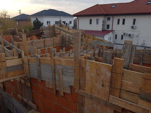 Renforcement et coffrage des poutres et des piliers de la maison en briques à Mogosoaia thumbnail