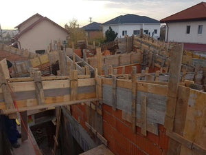 Renforcement et coffrage des poutres et des piliers de la maison en briques à Mogosoaia thumbnail