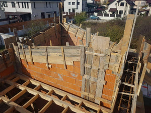 Renforcement et coffrage des poutres et des piliers de la maison en briques à Mogosoaia thumbnail