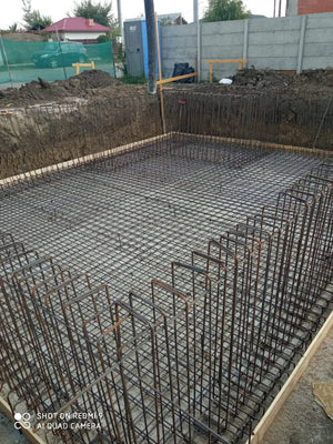 Armature des murs du sous-sol et coulage de la dalle de support pour la maison de 420 mètres carrés thumbnail