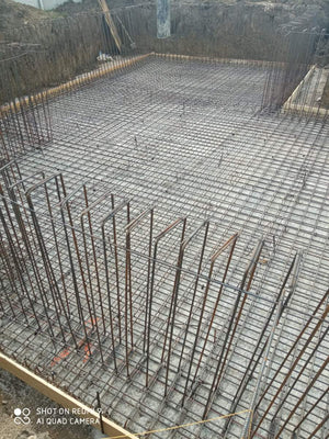 Armature des murs du sous-sol et coulage de la dalle de support pour la maison de 420 mètres carrés thumbnail