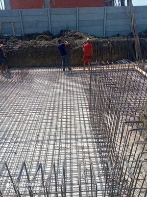 Armature des murs du sous-sol et coulage de la dalle de support pour la maison de 420 mètres carrés thumbnail