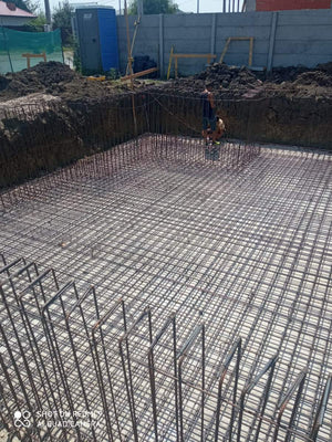 Armature des murs du sous-sol et coulage de la dalle de support pour la maison de 420 mètres carrés thumbnail