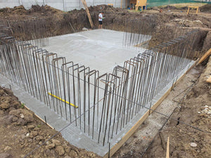 Armature des murs du sous-sol et coulage de la dalle de support pour la maison de 420 mètres carrés thumbnail