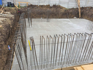 Armature des murs du sous-sol et coulage de la dalle de support pour la maison de 420 mètres carrés thumbnail