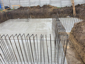 Armature des murs du sous-sol et coulage de la dalle de support pour la maison de 420 mètres carrés thumbnail