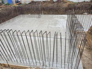 Armature des murs du sous-sol et coulage de la dalle de support pour la maison de 420 mètres carrés thumbnail