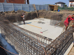 Armature des murs du sous-sol et coulage de la dalle de support pour la maison de 420 mètres carrés thumbnail