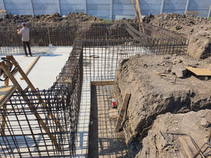 Armature des murs du sous-sol et coulage de la dalle de support pour la maison de 420 mètres carrés thumbnail