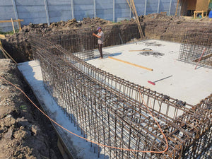 Armature des murs du sous-sol et coulage de la dalle de support pour la maison de 420 mètres carrés thumbnail