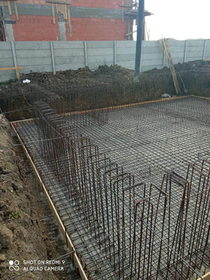 Armature des murs du sous-sol et coulage de la dalle de support pour la maison de 420 mètres carrés thumbnail