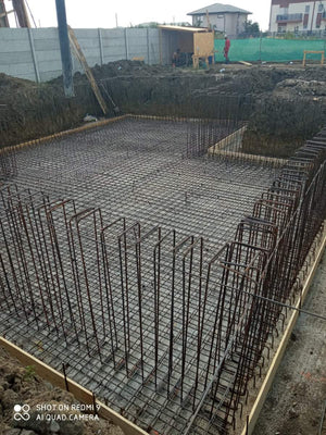 Armature des murs du sous-sol et coulage de la dalle de support pour la maison de 420 mètres carrés thumbnail