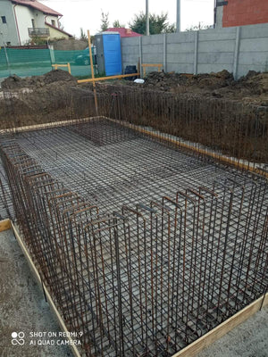 Armature des murs du sous-sol et coulage de la dalle de support pour la maison de 420 mètres carrés thumbnail