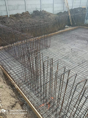 Armature des murs du sous-sol et coulage de la dalle de support pour la maison de 420 mètres carrés thumbnail