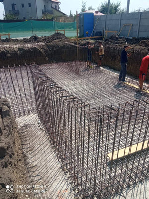 Armature des murs du sous-sol et coulage de la dalle de support pour la maison de 420 mètres carrés thumbnail