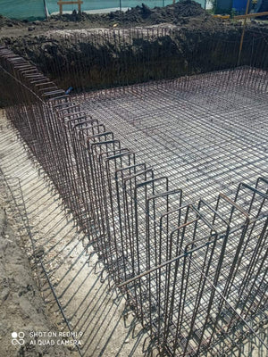 Armature des murs du sous-sol et coulage de la dalle de support pour la maison de 420 mètres carrés thumbnail