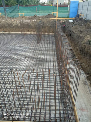 Armature des murs du sous-sol et coulage de la dalle de support pour la maison de 420 mètres carrés thumbnail