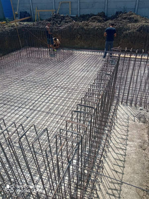Armature des murs du sous-sol et coulage de la dalle de support pour la maison de 420 mètres carrés thumbnail