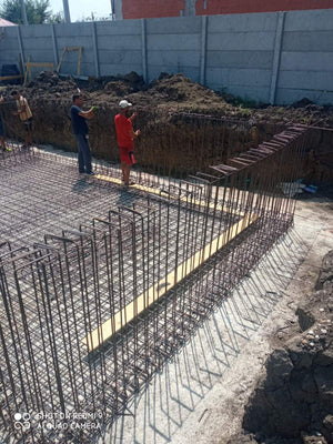 Armature des murs du sous-sol et coulage de la dalle de support pour la maison de 420 mètres carrés thumbnail