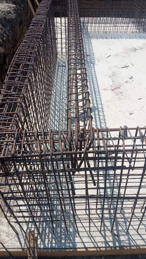 Armature des murs du sous-sol et coulage de la dalle de support pour la maison de 420 mètres carrés thumbnail